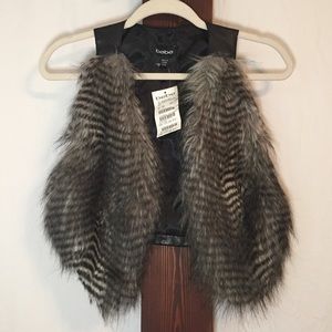 NWT BEBE FAUX FUR VEST SZ PS